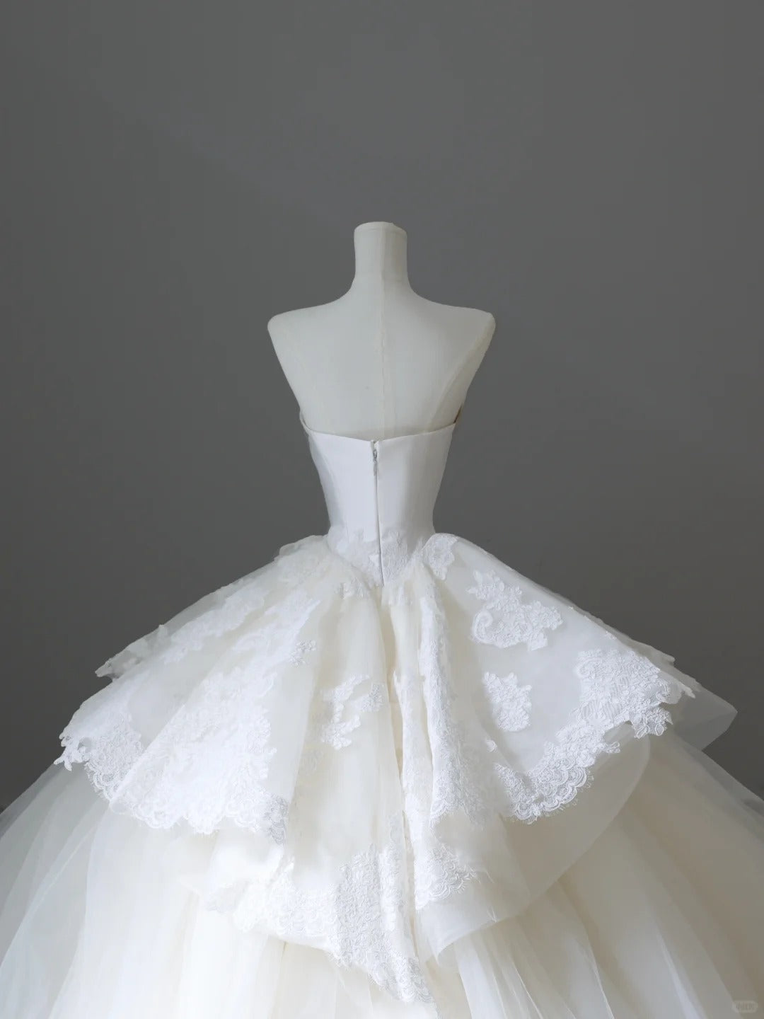 Wunderschönes weißes trägerloses A-Linien-Brautkleid aus Tüll mit Spitze RF0664
