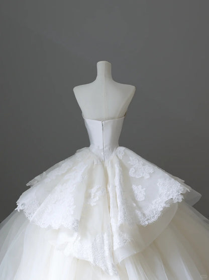 Wunderschönes weißes trägerloses A-Linien-Brautkleid aus Tüll mit Spitze RF0664