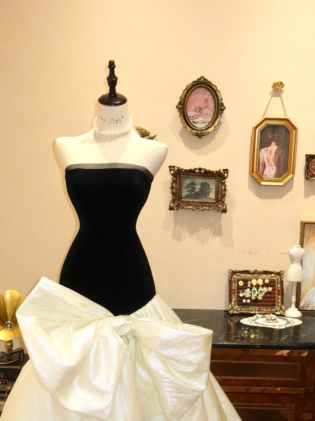 Elegantes schwarzes trägerloses A-Linien-Satin-Lang-Trägerkleid Abendkleider RF0674