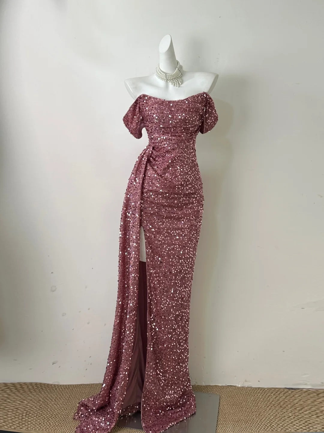 Robe de soirée longue rose élégante à épaules dénudées et paillettes style sirène RF0676