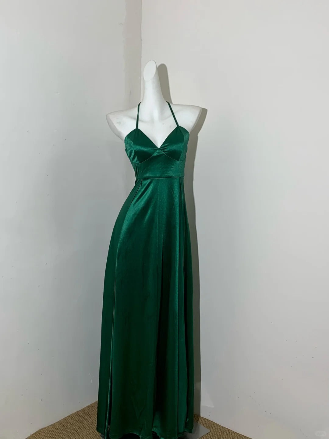 Robe de soirée longue en satin vert élégant, col licou, coupe trapèze, RF0678