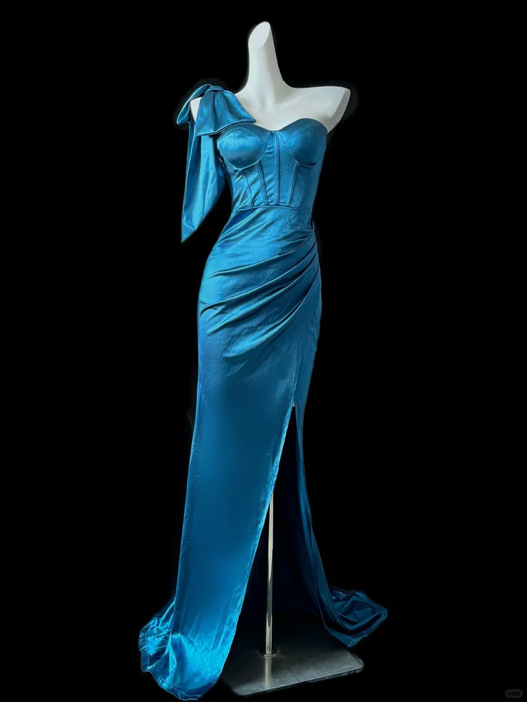 Superbe robe de soirée longue bleue moulante en satin à une épaule et fente latérale RF0695