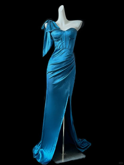 Superbe robe de soirée longue bleue moulante en satin à une épaule et fente latérale RF0695