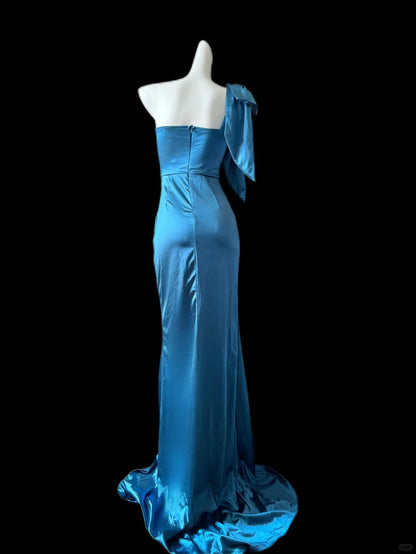 Superbe robe de soirée longue bleue moulante en satin à une épaule et fente latérale RF0695