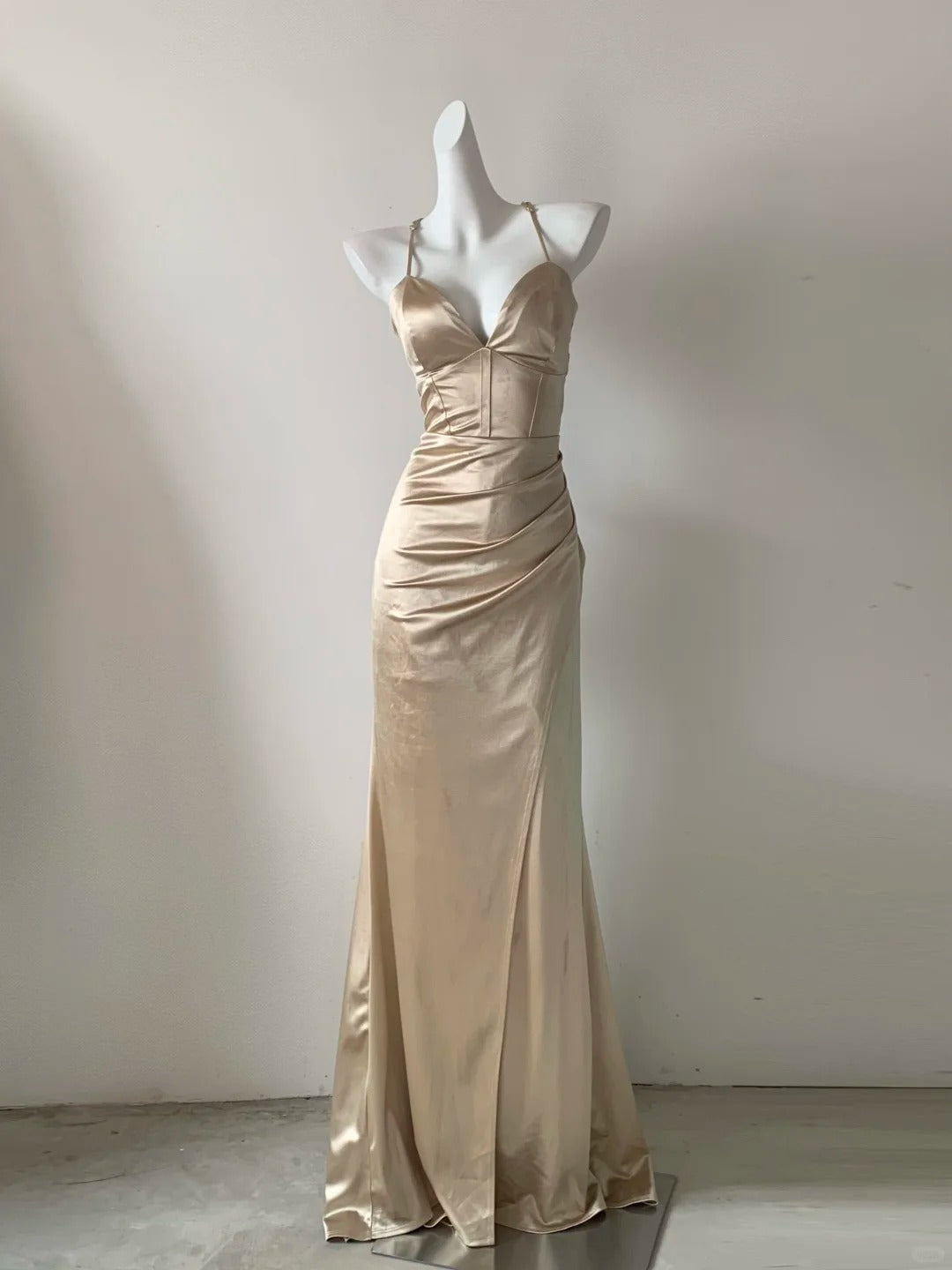 Robe de soirée longue en satin style sirène, col en V, couleur champagne, RF0763