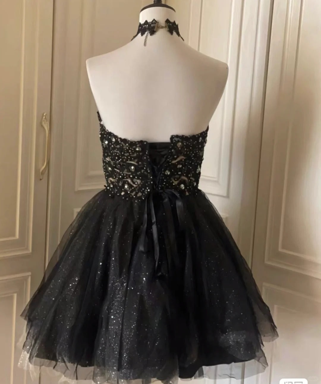 Robe de bal courte vintage noire sans bretelles, coupe trapèze, en tulle et perles, RF0823