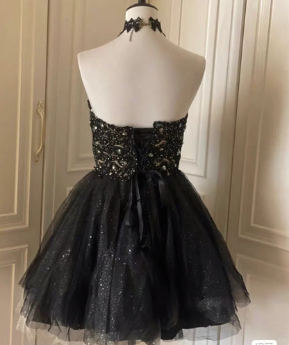 Robe de bal courte vintage noire sans bretelles, coupe trapèze, en tulle et perles, RF0823