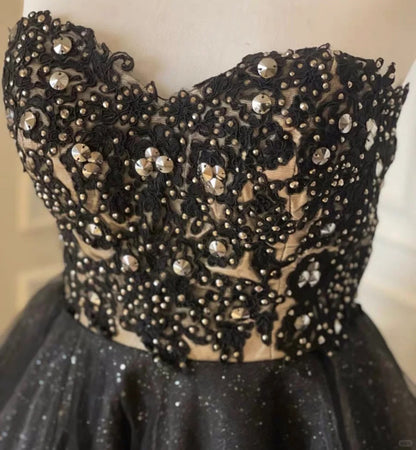 Robe de bal courte vintage noire sans bretelles, coupe trapèze, en tulle et perles, RF0823