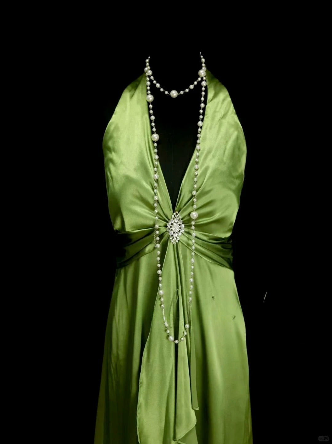 Superbe robe de soirée longue en satin vert à col en V, RF0850