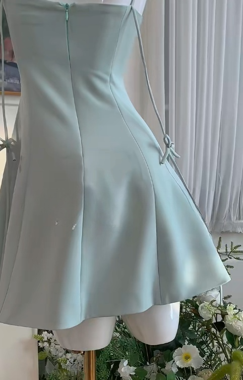 Superbe robe de soirée courte en satin bleu Tiffany à bretelles spaghetti et nœuds RF0880