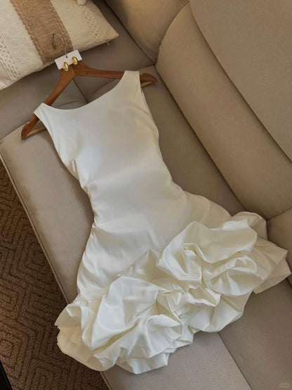 Robe de soirée courte en satin blanc élégant à col bateau et coupe trapèze RF0916