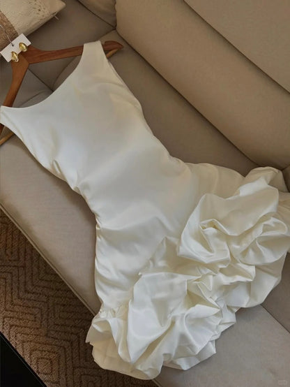 Robe de soirée courte en satin blanc élégant à col bateau et coupe trapèze RF0916