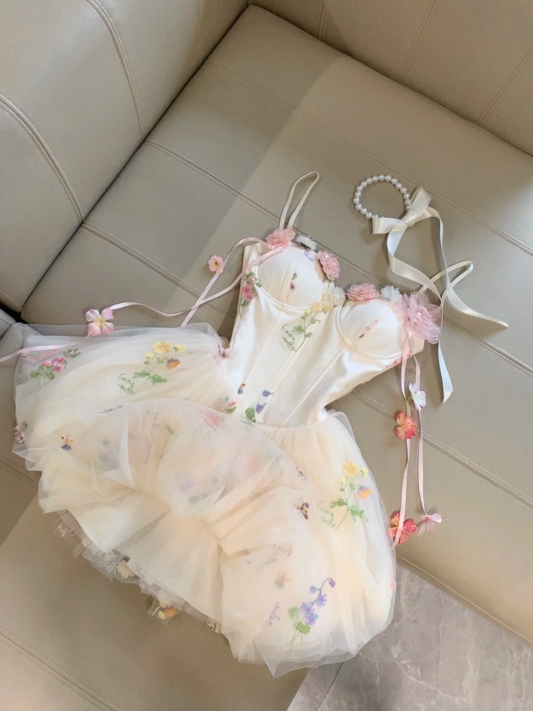 Sweet White Sweetheart Neck A-Line Satin Tulle Short Birthday Prom Dresses Cute Homecoming Dress with Appliques RF0921