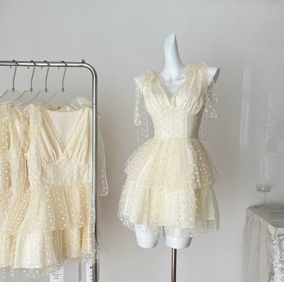 Robe de bal courte en tulle jaune clair à col en V et coupe trapèze, tenue de fête d'anniversaire RF0938