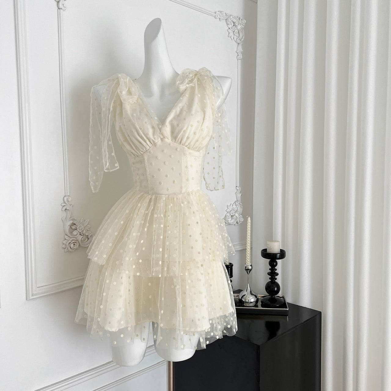 Robe de bal courte en tulle jaune clair à col en V et coupe trapèze, tenue de fête d'anniversaire RF0938