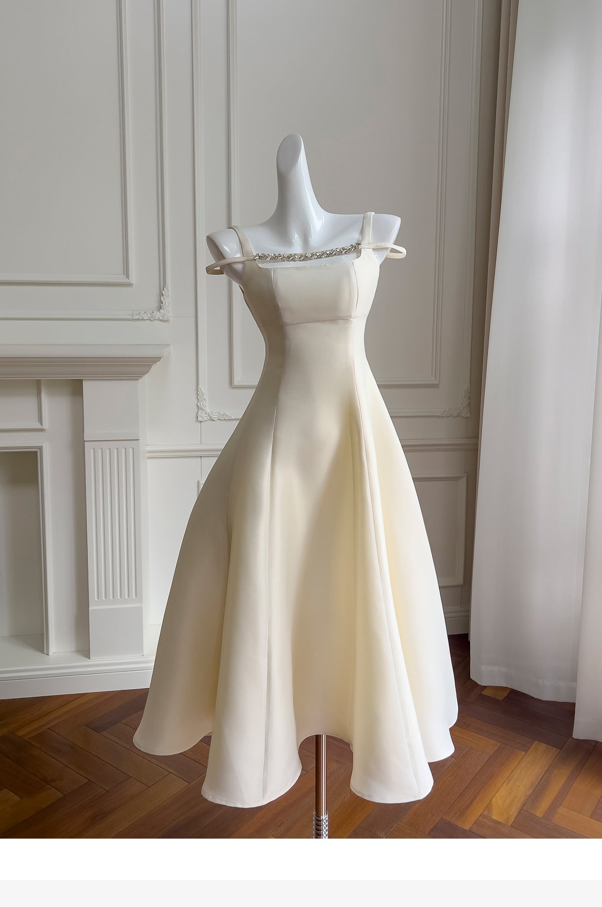 Robe de soirée courte en satin, coupe trapèze, col carré, blanc cassé, RF0986