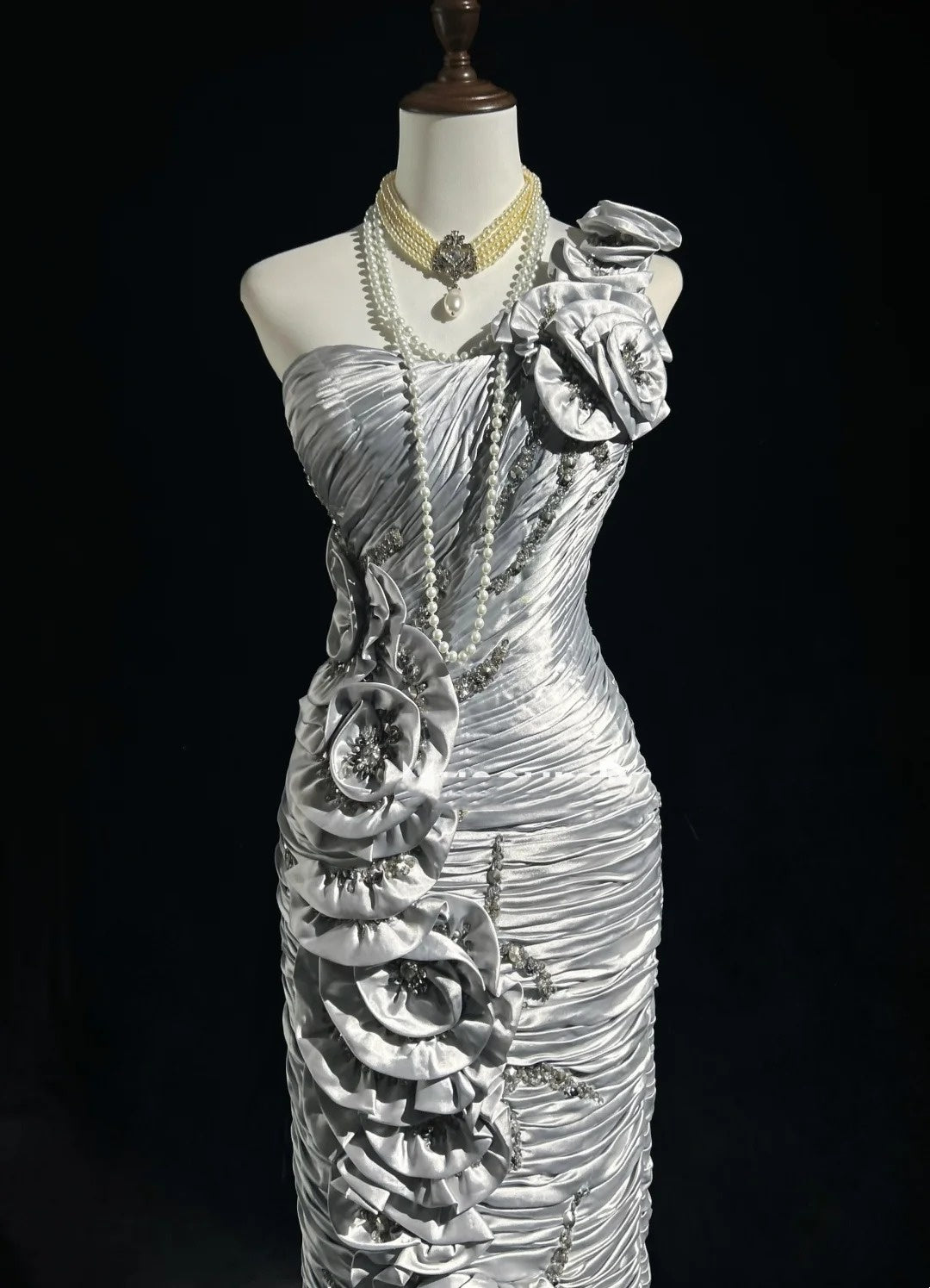 Robes de bal intemporelles sirène asymétrique en satin argenté avec fleurs, perles et longues tenues de soirée N3200