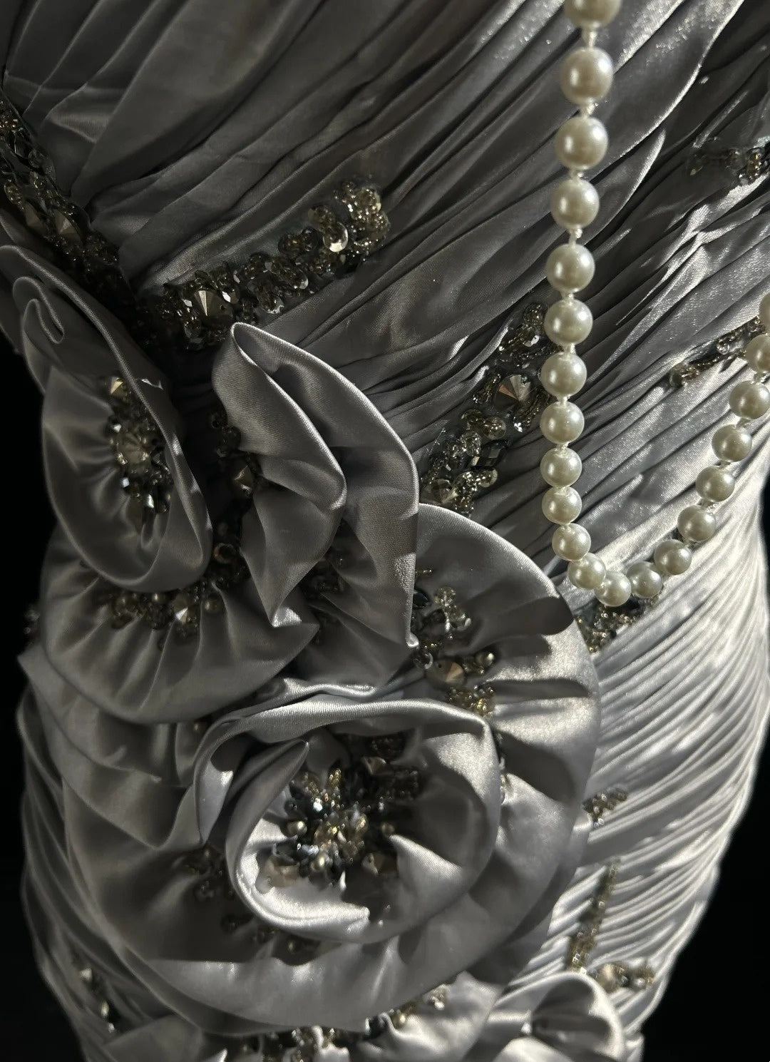 Robes de bal intemporelles sirène asymétrique en satin argenté avec fleurs, perles et longues tenues de soirée N3200