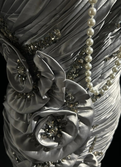 Robes de bal intemporelles sirène asymétrique en satin argenté avec fleurs, perles et longues tenues de soirée N3200