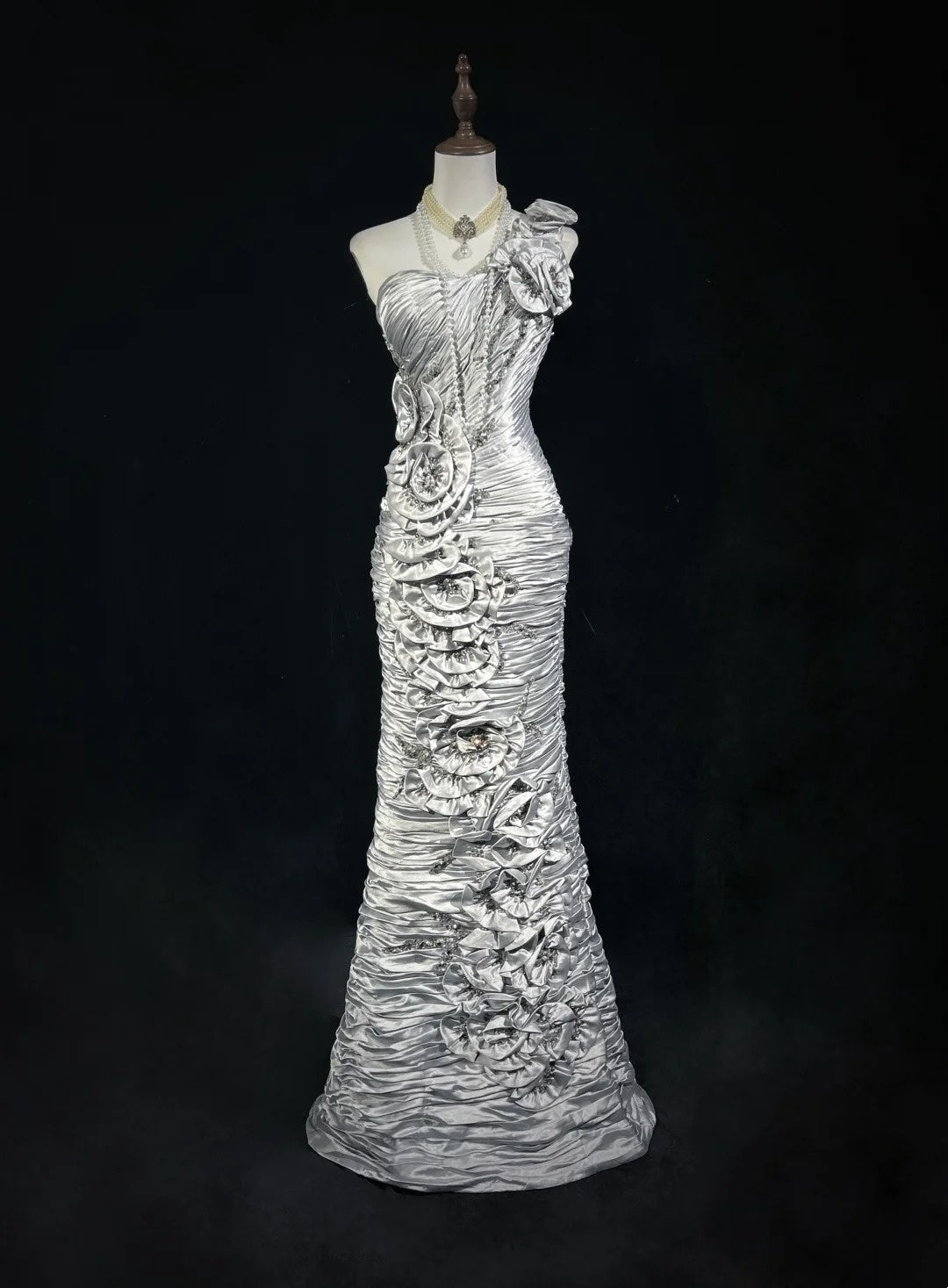 Robes de bal intemporelles sirène asymétrique en satin argenté avec fleurs, perles et longues tenues de soirée N3200