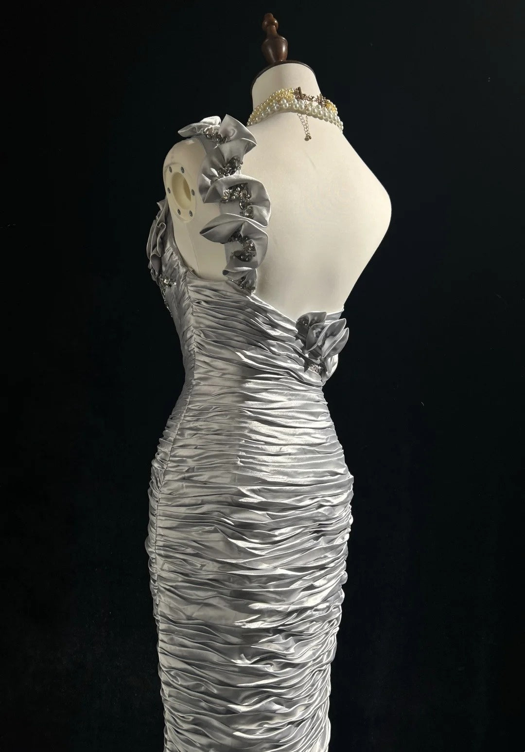 Robes de bal intemporelles sirène asymétrique en satin argenté avec fleurs, perles et longues tenues de soirée N3200