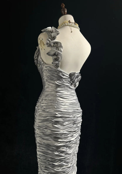 Robes de bal intemporelles sirène asymétrique en satin argenté avec fleurs, perles et longues tenues de soirée N3200