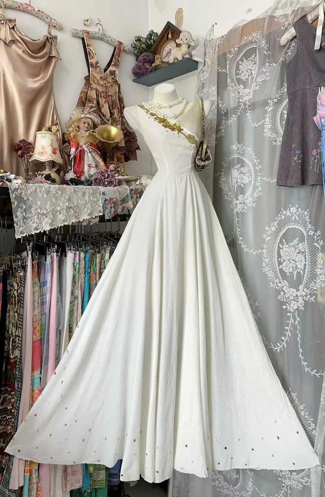 Robe de bal longue blanche vintage coupe trapèze col V ornée de perles dorées N1950