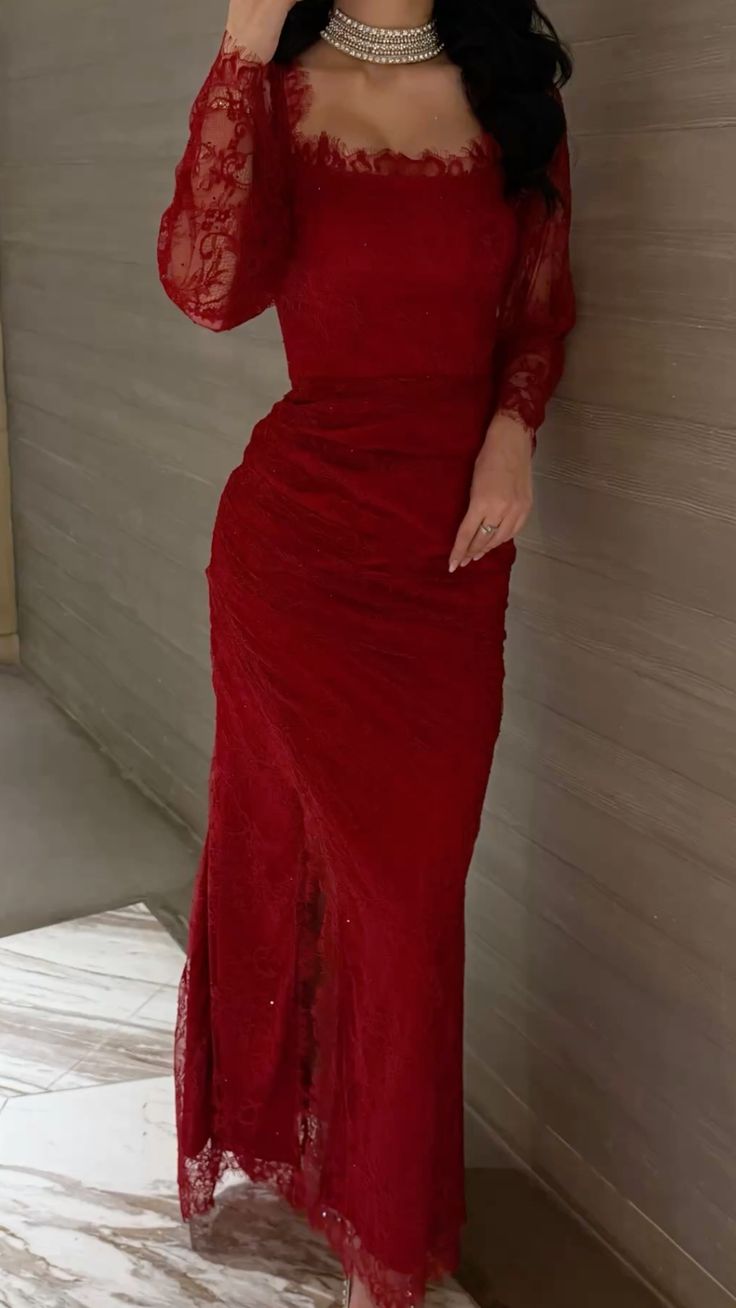 Robe de bal rouge en dentelle, col carré, manches longues, coupe sirène, style modeste. Idéale pour un 21e anniversaire ou une remise de diplôme (AB1326).