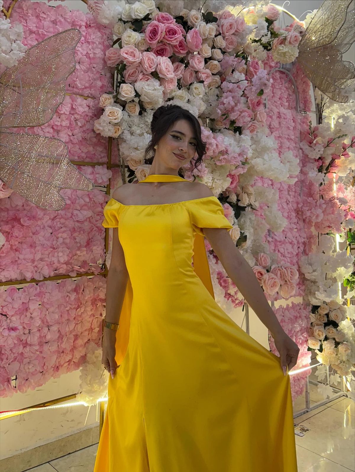 Magnifique robe de bal jaune fourreau en satin, épaules dénudées, fente haute et foulard inclus AB190