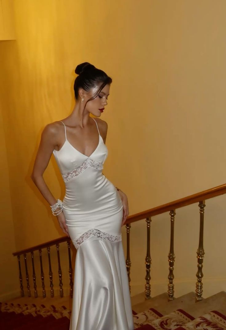 Elegantes, bodenlanges Meerjungfrauen-Kleid mit Spaghettiträgern aus weißem Satin – perfekt für College, Abschlussball und andere festliche Anlässe für Teenager (N1128)