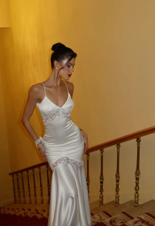 Robe de soirée sirène à fines bretelles en satin blanc, style modeste, idéale pour les bals de fin d'année et les remises de diplômes (réf. N1128)