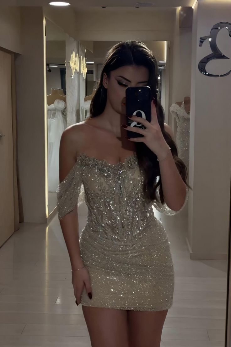 Bescheidenes Etuikleid schulterfrei Champagner mit Ärmeln Mini Senior Inspo Kurze Geburtstags-Party-Outfits zum 17. Homecoming-Kleider RB3198