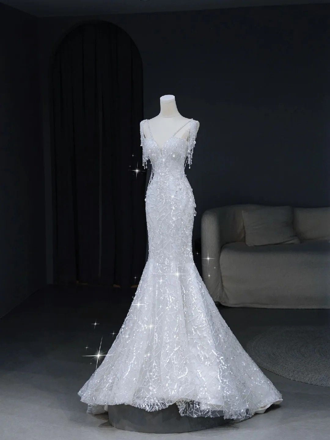Elegante, schlichte Brautkleider im Meerjungfrauenstil mit V-Ausschnitt und Pailletten, auch in kleinen/großen Größen erhältlich, AB1506