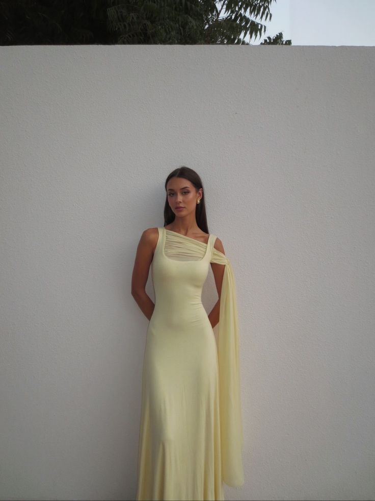 Robe de soirée longue jaune élégante, coupe sirène, col carré, cintrée, idéale pour un bal de promo ou un dîner chic (AB2050)