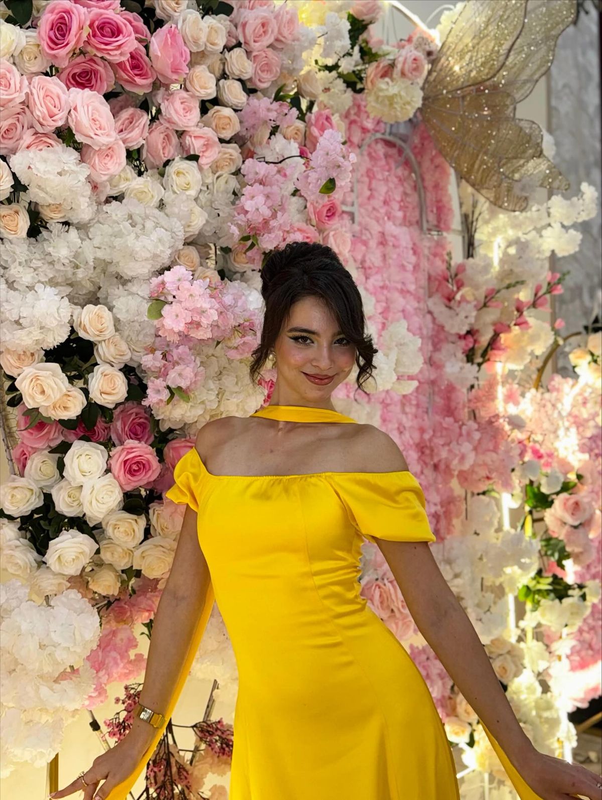 Magnifique robe de bal jaune fourreau en satin, épaules dénudées, fente haute et foulard inclus AB190