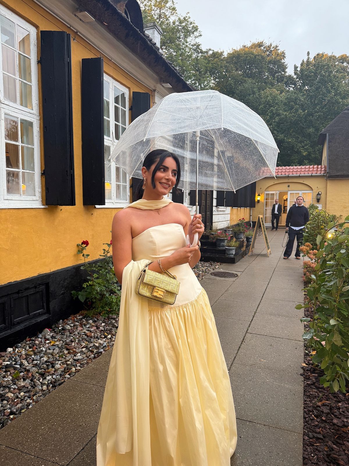 Robe de bal jaune bustier trapèze, inspiration pour une robe de bal longue et simple avec foulard AB250