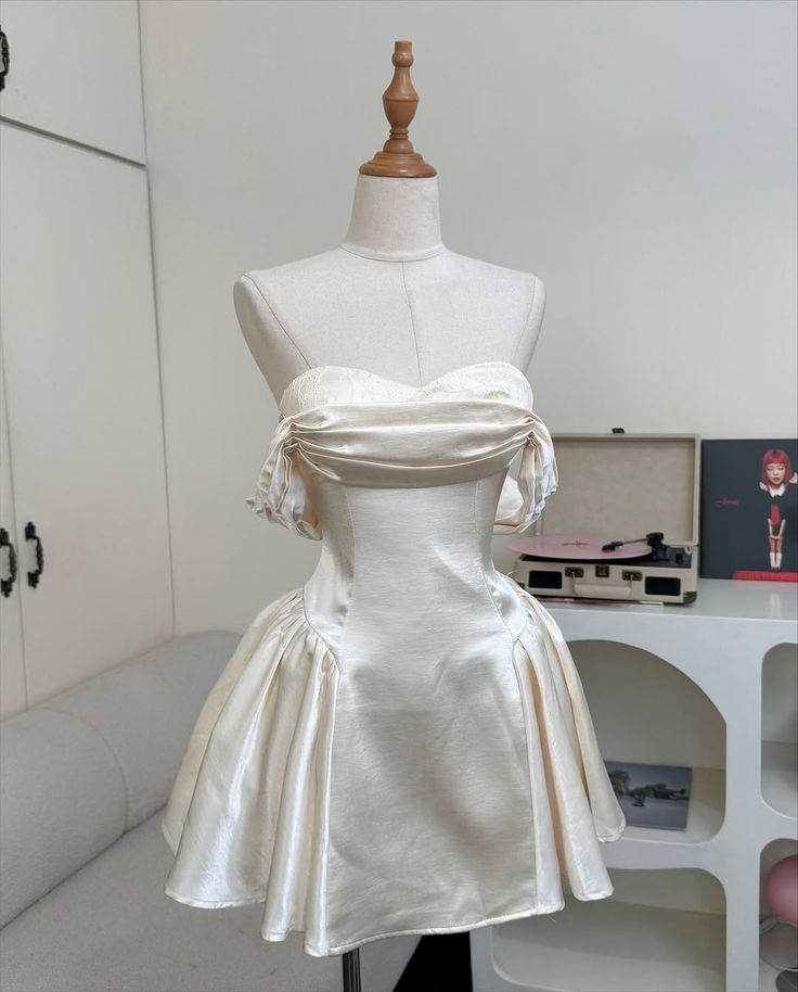 Robe de bal bustier attrayante en satin ivoire semi-formelle, inspiration courte pour le bal de promo de 12e année RB4573