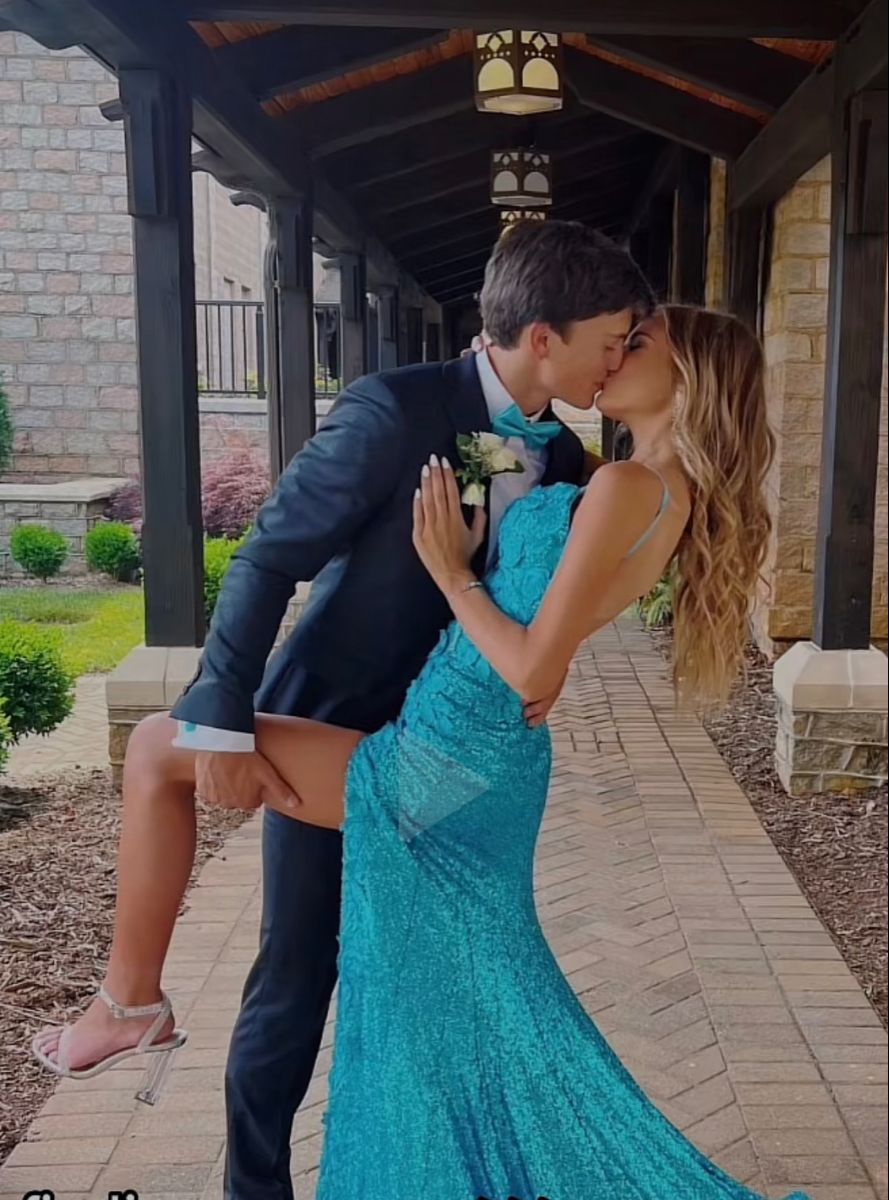 Robe de soirée fourreau sexy bleue à fines bretelles et fente, ornée de sequins, idéale pour les fêtes et les bals de fin d'année. Robe longue de cérémonie pour un 22e anniversaire (AB1339).