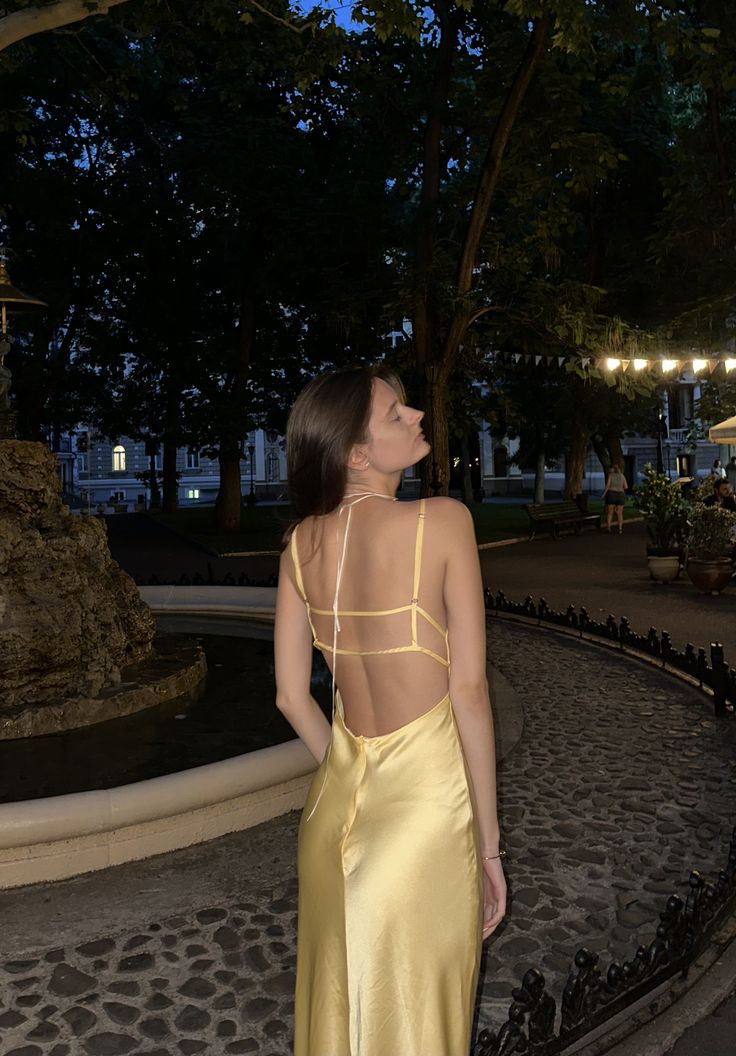 Langes, rückenfreies Abendkleid aus gelbem Satin mit Spaghettiträgern im Meerjungfrauenstil, ideal für Abschlussball, Urlaub oder als Hochzeitsgast (Modell N260)
