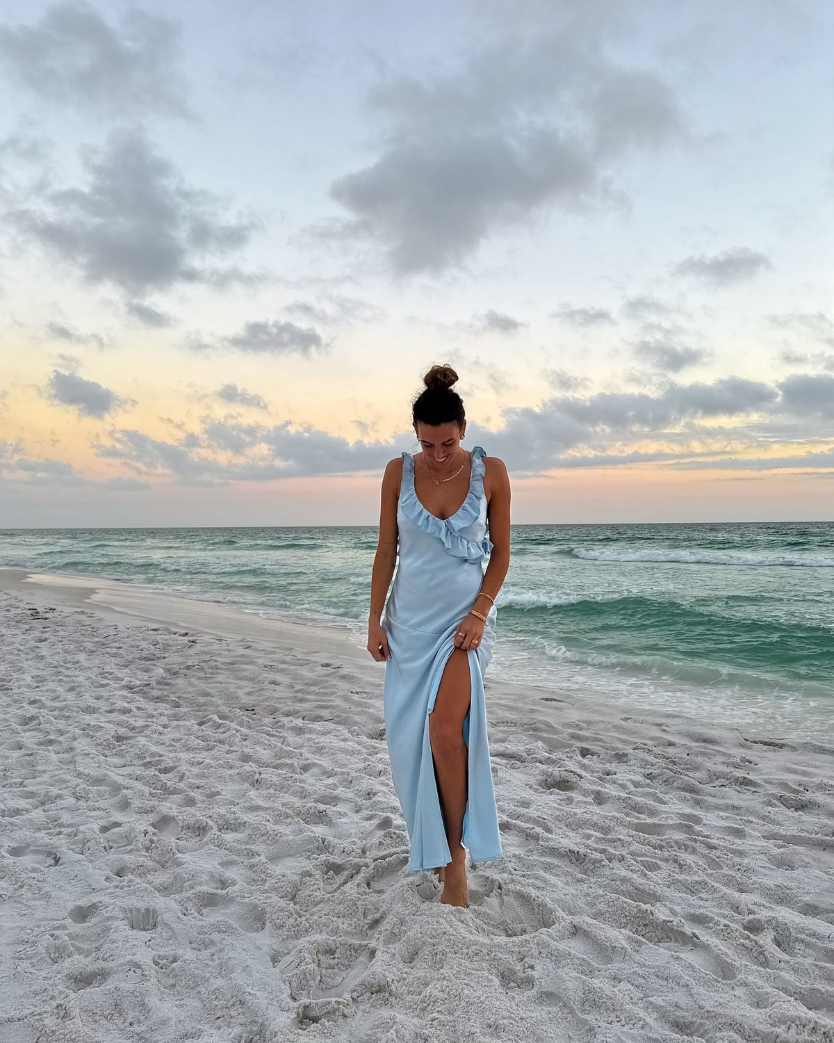 Robe longue sirène simple à col en V en mousseline bleue, inspiration été-printemps, idéale pour les invités de mariage et les anniversaires (N1635)