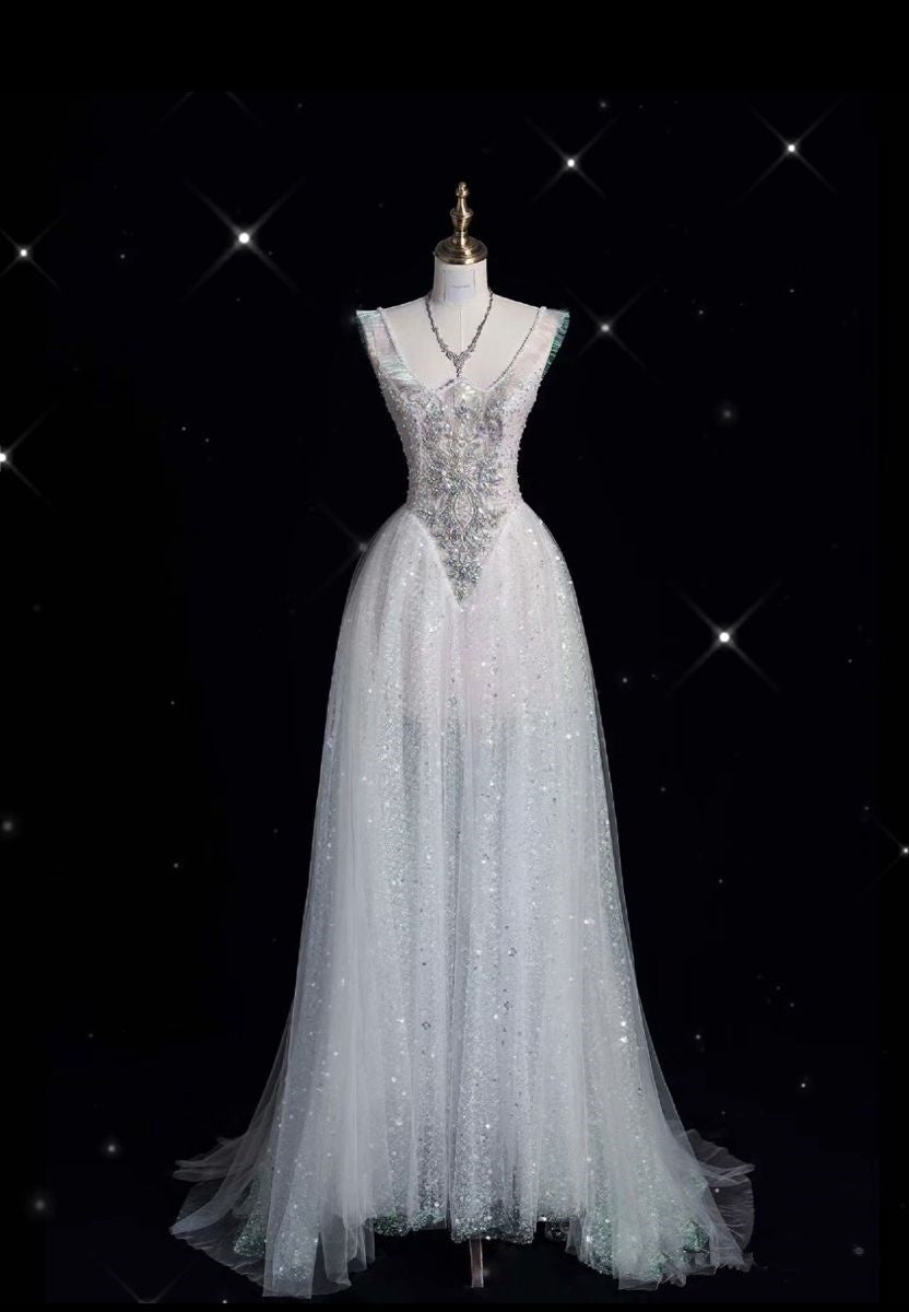 Robe de mariée longue blanche en tulle plissé ornée de perles, coupe trapèze, bretelles spaghetti, sans manches, AB1490
