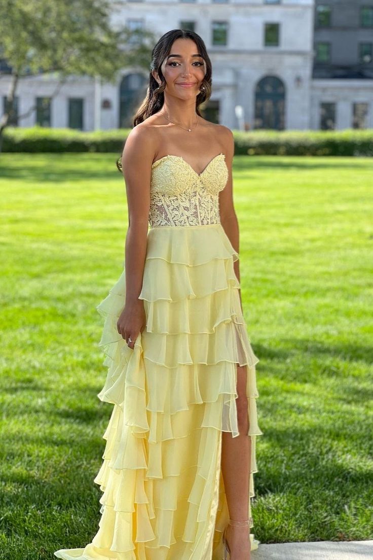 Robe de soirée longue et fluide en mousseline jaune pâle, coupe trapèze, décolleté cœur, à volants, AB711