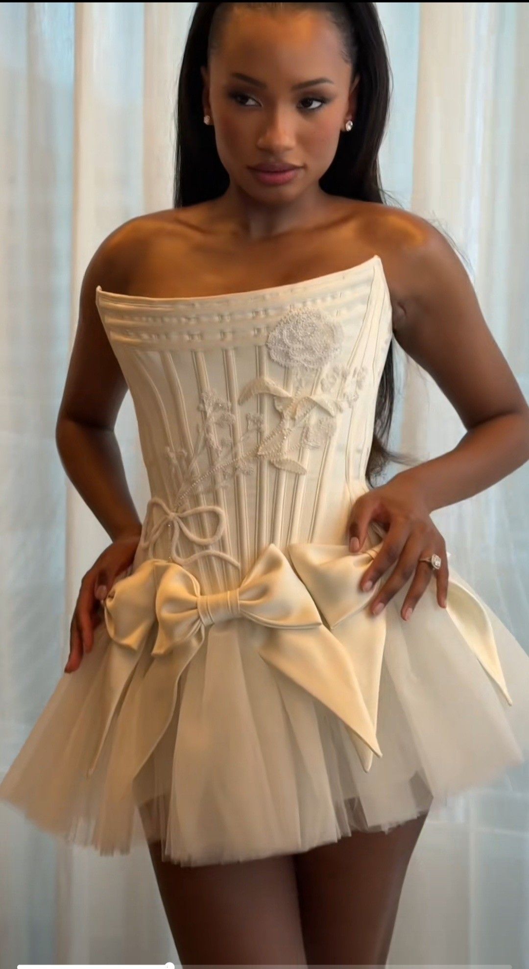 Sexy Ballkleid Trägerlos Satin Elfenbein mit Schleife Mini Abschlussball Kleider Kurz Homecoming Outfits RB3652