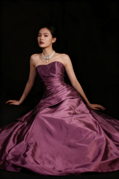 Robe de bal trapèze en satin à décolleté cœur, ornée de perles, N777