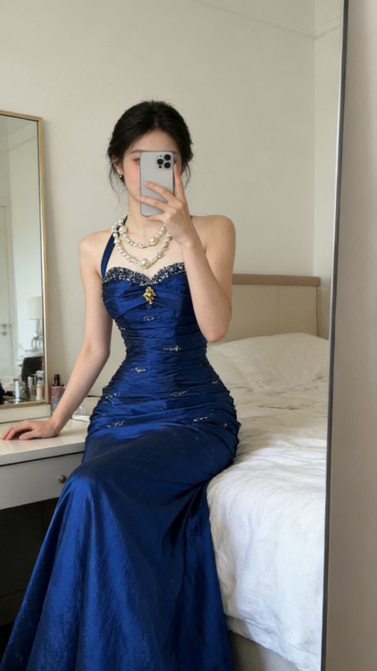 Vintage Neckholder Etuikleid, langes Ballkleid, perlenbesetztes Satinkleid, blaues Abendkleid, ärmelloses Geburtstagskleid N783