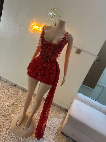 Robes de bal de finissants Hoco mignonnes gaines moulantes bustier paillettes rouges avec des pampilles courtes RB4078