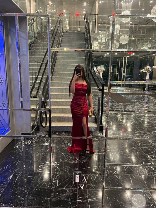 Sexy Meerjungfrauen-Abendkleid aus burgunderrotem Satin mit schulterfreiem Ausschnitt, Schlitz und Rüschen, AB1143