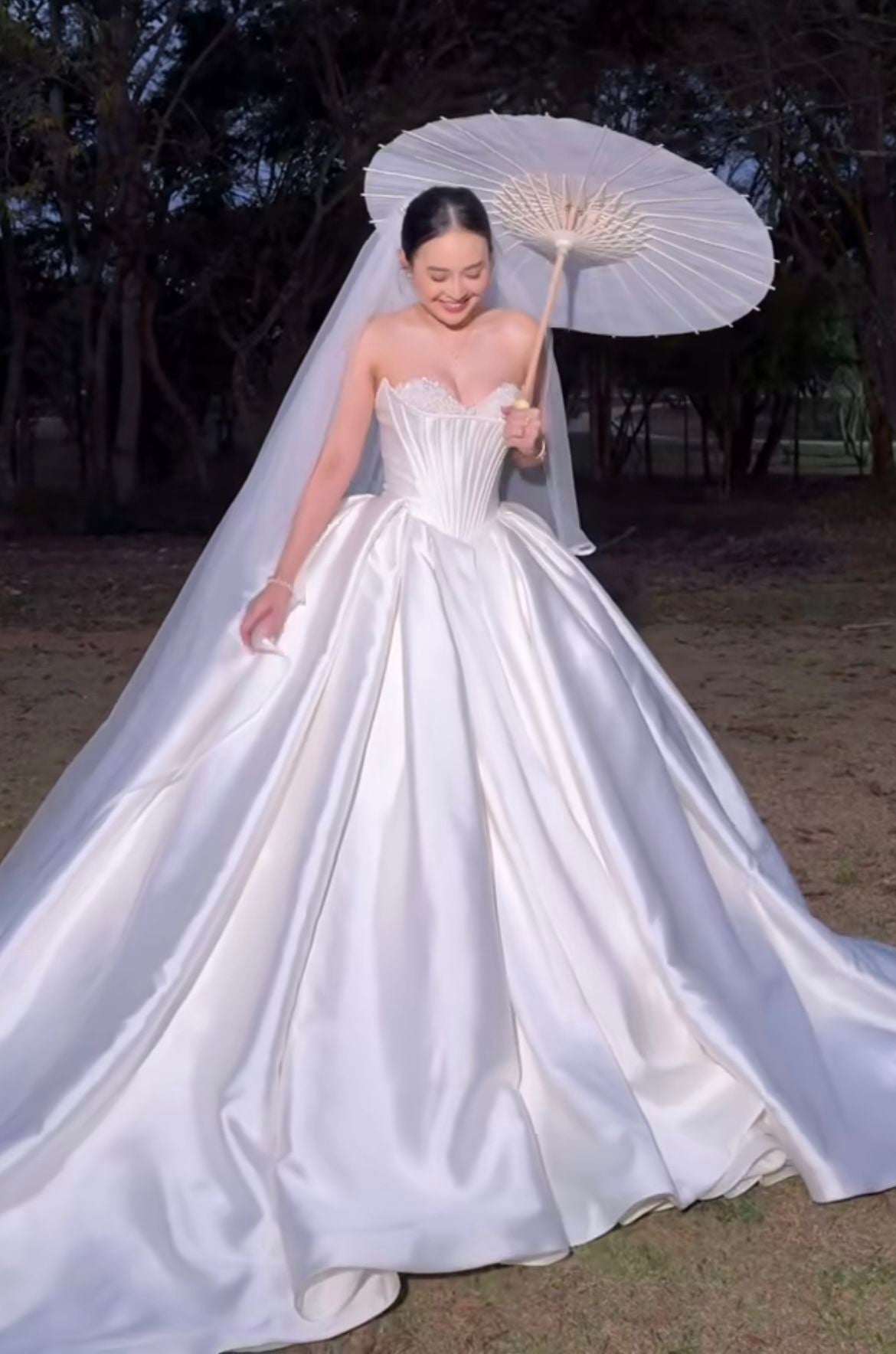 Robe de bal élégante à bustier cœur, corset ajusté, volants, satin, robe de mariée, robe de mariée AB120