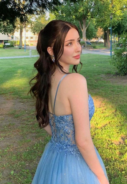 Modernes, blaues Tüll-Abendkleid in A-Linie mit Spaghettiträgern – modischer Stil für Teenager, festliche Kleider, Party-Outfits, Ballkleid AB1142
