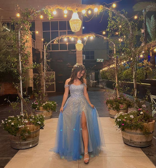 Robe de bal élégante en tulle bleu ciel clair, coupe trapèze, bretelles spaghetti, fente latérale, inspiration robe de soirée, idées de robes de bal AB125